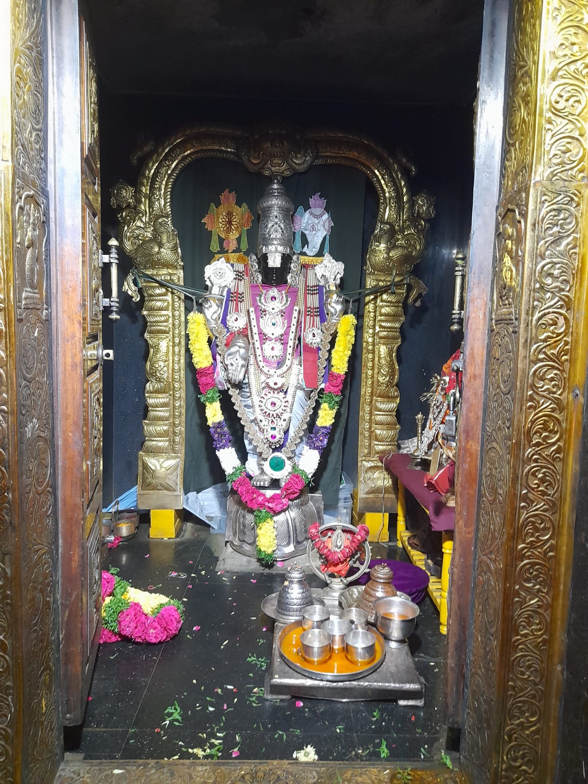 రజత కవచాలంకారం